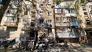 تخریب یک ساختمان پس از حمله یک شب پهپاد روسیه به خرسون که توسط فرماندار الکساندر پروکودین از طریق تلگرام در روز یکشنبه 31 اوت 2025 بارگذاری شد، تخریب یک ساختمان.