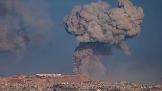Una densa cortina de humo se alza sobre la ciudad de Gaza, el 31 de agosto de 2025