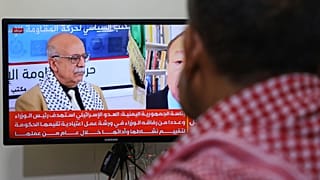 یک یمنی در حال تماشای خبر کشته شدن آقای رهوی