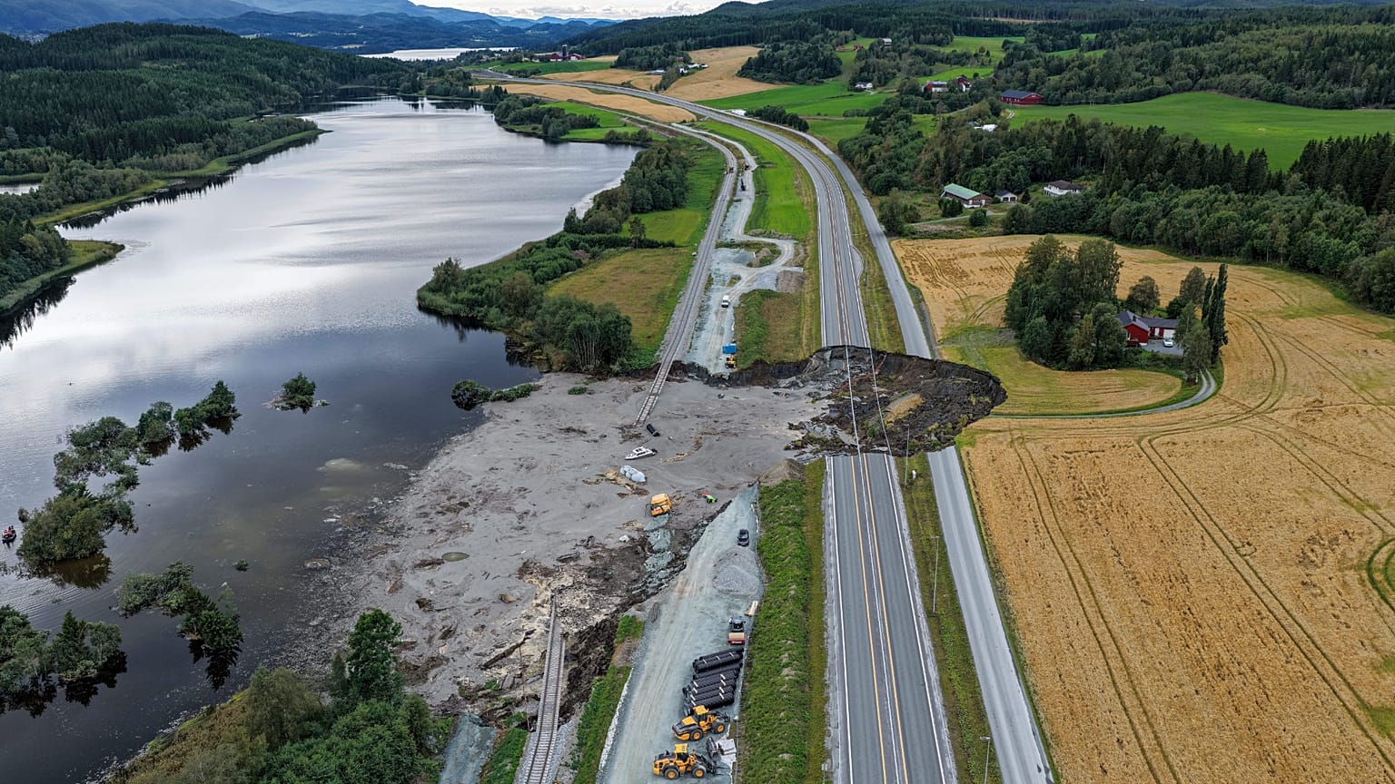 Le samedi 30 août 2025, un glissement de terrain s'est produit près de Levanger en Norvège, bloquant la route E6.