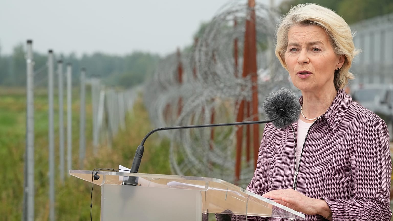 European Commission President Ursula von der Leyen delivers a statement to the media during their visit to the Polish-Belarus border, in Krynki, 31 August 2025