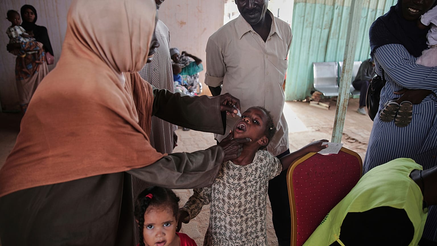 يُقدّم عامل صحي لقاح الكوليرا الفموي لطفل خلال حملة تطعيم في الخرطوم، السودان، يوم الأربعاء، 13 أغسطس 2025.