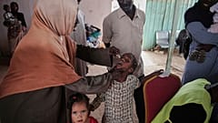 يُقدّم عامل صحي لقاح الكوليرا الفموي لطفل خلال حملة تطعيم في الخرطوم، السودان، يوم الأربعاء، 13 أغسطس 2025.