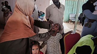 يُقدّم عامل صحي لقاح الكوليرا الفموي لطفل خلال حملة تطعيم في الخرطوم، السودان، يوم الأربعاء، 13 أغسطس 2025.