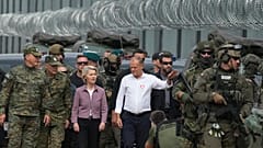 Tusk et von der Leyen s'adressent au personnel des gardes-frontières lors de leur visite à la frontière polono-biélorusse, à Krynki, en Pologne, le dimanche 31 août 2025.