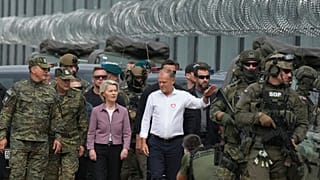 Tusk et von der Leyen s'adressent au personnel des gardes-frontières lors de leur visite à la frontière polono-biélorusse, à Krynki, en Pologne, le dimanche 31 août 2025.