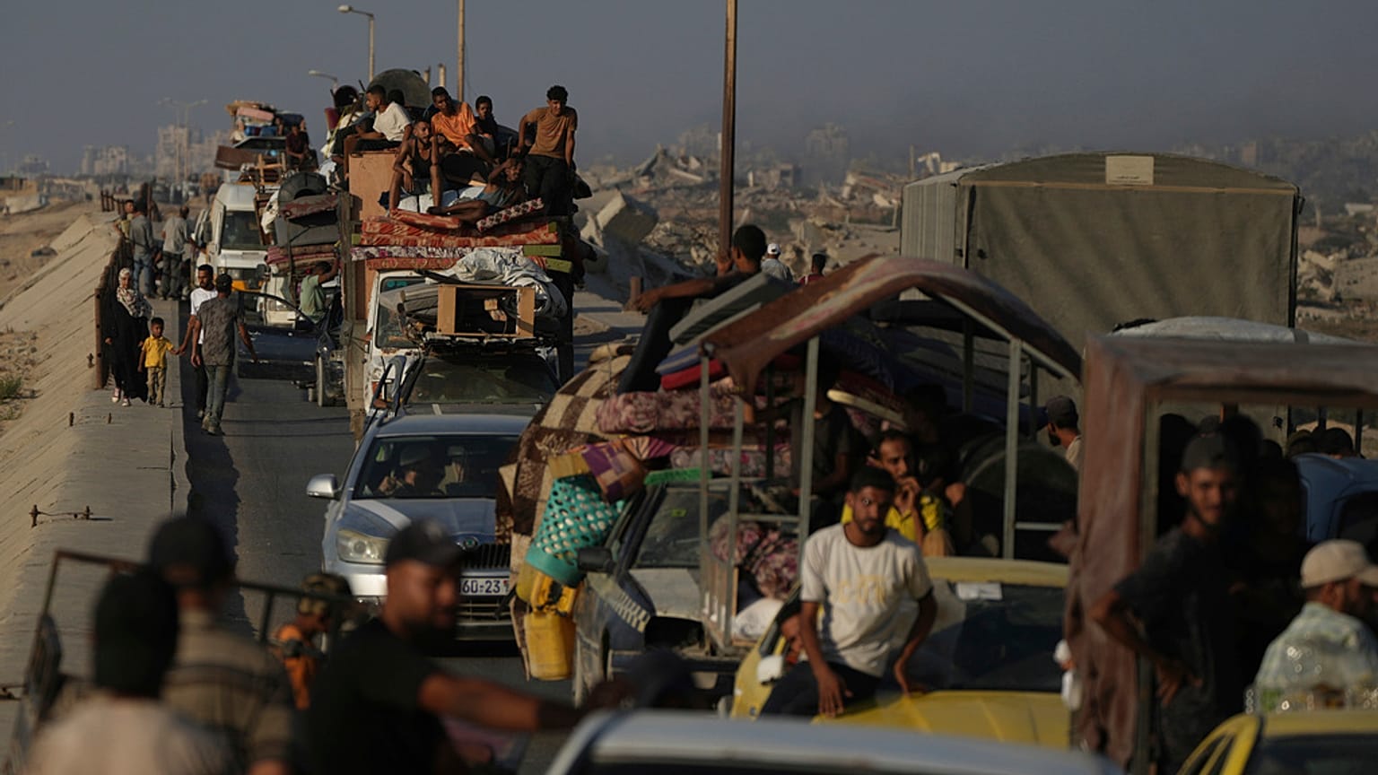 الفلسطينيون النازحون من شمال قطاع غزة يتجهون مع متعلقاتهم على طول الطريق الساحلي، بالقرب من وادي غزة، يوم السبت، 30 أغسطس 2025.