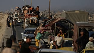 الفلسطينيون النازحون من شمال قطاع غزة يتجهون مع متعلقاتهم على طول الطريق الساحلي، بالقرب من وادي غزة، يوم السبت، 30 أغسطس 2025.