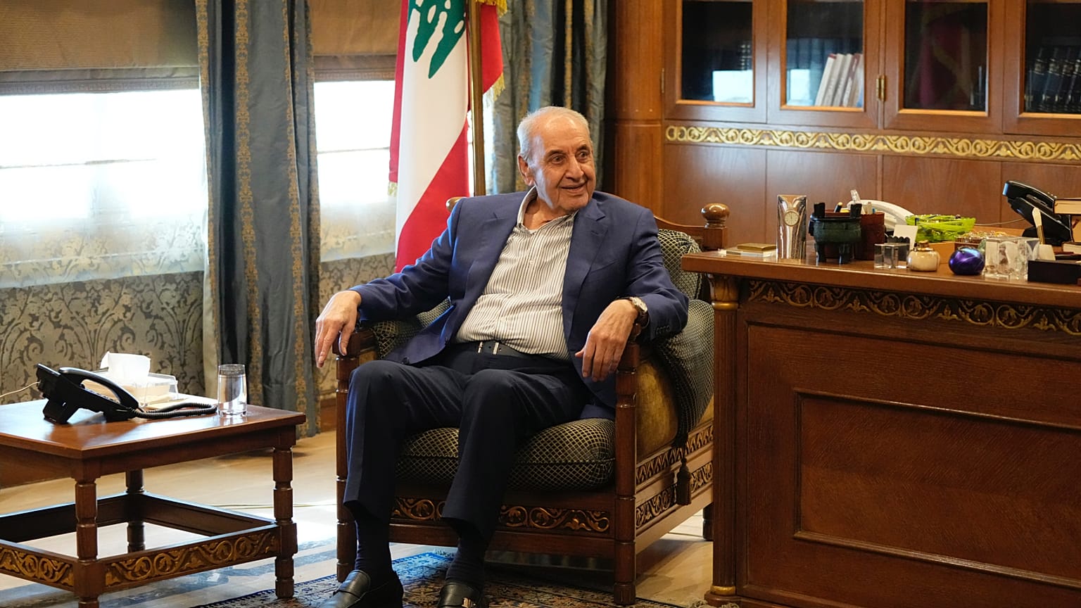 رئيس مجلس النواب اللبناني نبيه بري يتحدث مع وزير الخارجية الإيراني عباس عراقجي خلال لقائهما في بيروت، لبنان، الجمعة 4 أكتوبر/ تشرين الأول 2024.