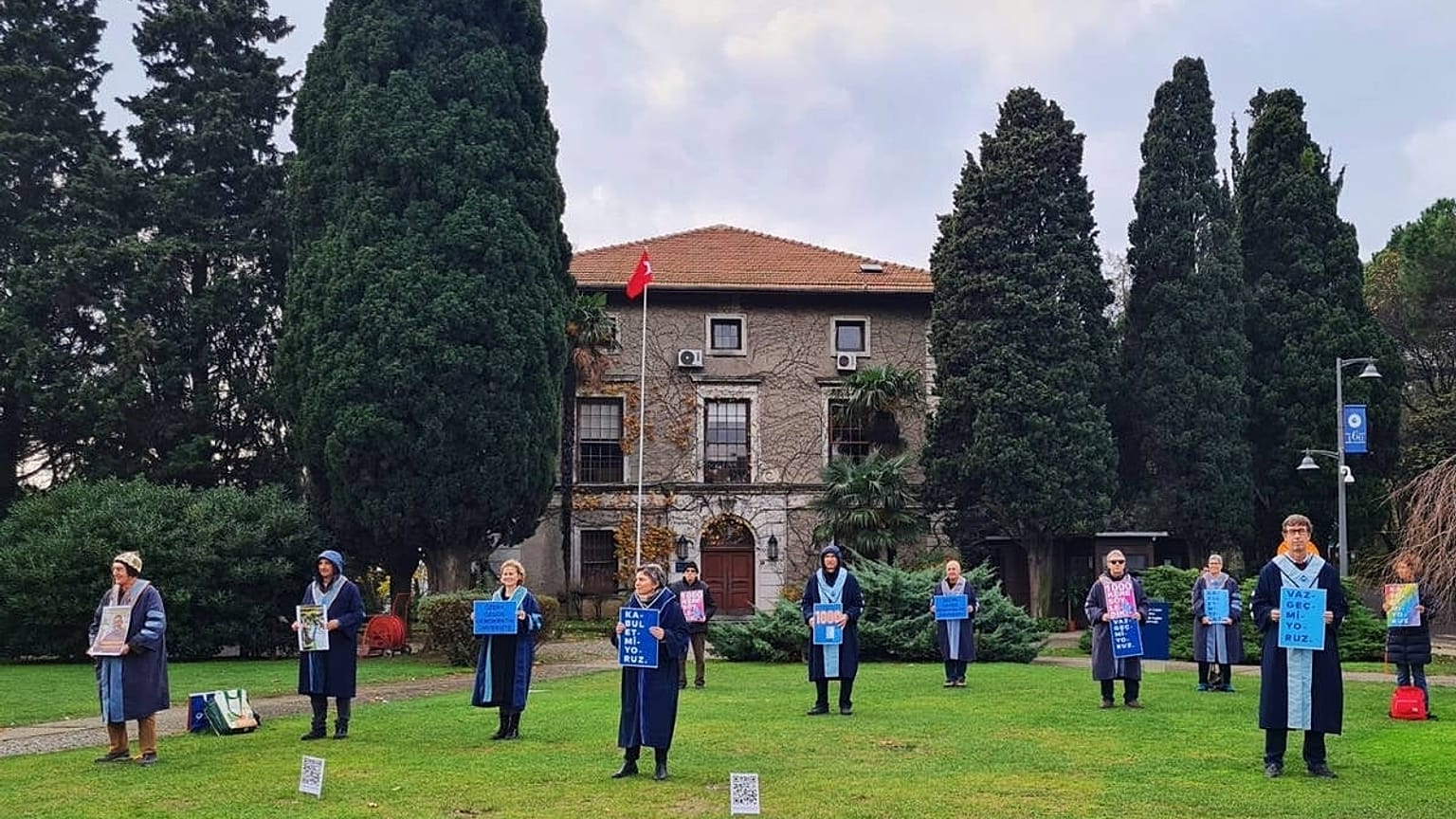 Boğaziçi Üniversitesi akademisyenleri, rektör atamalarına karşı eylemde.