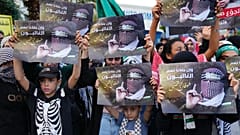 رفع المتظاهرون الفلسطينيون صور أبو عبيدة، المتحدث باسم كتائب القسام، بالقرب من السفارة المصرية في بيروت، لبنان، السبت 18 نوفمبر/ تشرين الثاني 2023.