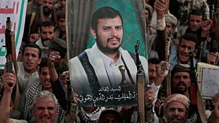 أنصار جماعة "انصار الله" (الحوثيين) يرددون شعارات ويحملون صور عبد الملك الحوثي خلال مظاهرة مناهضة للولايات المتحدة وإسرائيل في صنعاء، اليمن، الاثنين 17 مارس/ آذار 2025.