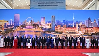 Putin, Xi Jinping und seine Frau Peng Liyuan posieren für ein Foto mit anderen Staatsoberhäuptern während einer Zeremonie zur Begrüßung der Staatsoberhäupter der Shanghaier Organisation für Zusammenarbeit, 31. August 2025