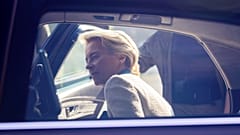 DATEI: Die Präsidentin der Europäischen Kommission Ursula von der Leyen steigt nach dem Besuch einer Gedenkmauer in Kiew in ein Auto, 20. September 2024