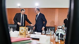Die Haushaltsdebatte stellt die Koalition auf die Probe. Eine Expertenkommission soll beim Thema Sozialstaatsreform Klarheit schaffen.