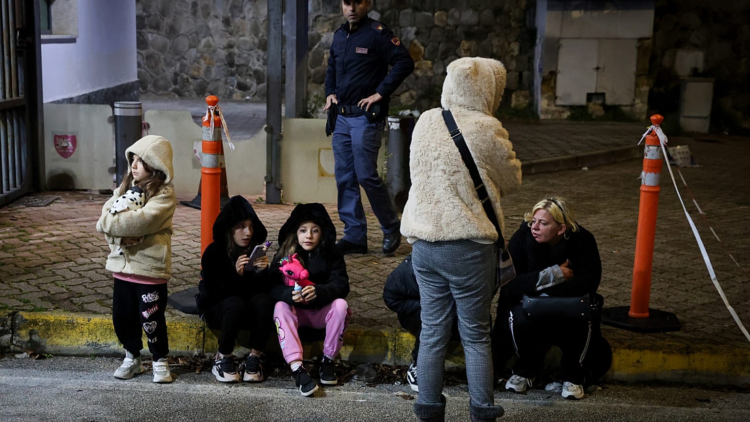 Menschen suchen nach einem Erdbeben nördlich von Neapel, Italien, am Donnerstag, 13. März 2025, Schutz auf der Straße. (Alessandro Garofalo/LaPresse via AP)