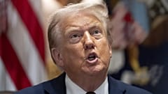 Präsident Donald Trump spricht während einer Kabinettssitzung im Weißen Haus, Dienstag, 26. August 2025, in Washington. 
