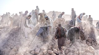 متطوعون أفغان يزيلون الأنقاض بعد زلزال ضرب منطقة زندة جان في ولاية هرات، غرب أفغانستان، يوم الأربعاء 11 تشرين الأول/أكتوبر 2023.