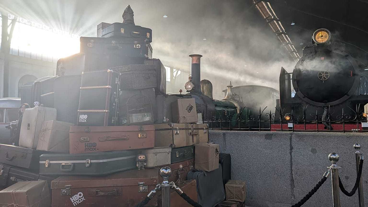 Entrance to the 'Back to Hogwarts' exhibition in Madrid with the train and the suitcases.