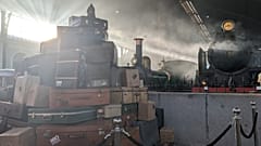 Eingang zur Ausstellung "Zurück nach Hogwarts" in Madrid mit dem Zug und den Koffern.