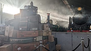 Eingang zur Ausstellung "Zurück nach Hogwarts" in Madrid mit dem Zug und den Koffern.