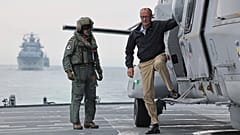 Bundeskanzler Friedrich Merz landet mit einem Hubschrauber an Bord der Fregatte "Bayern" zu seinem Antrittsbesuch bei der Marine, in Rostock, 28. August 2025