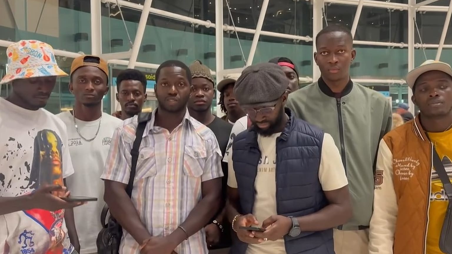 Estudantes da Guiné-Bissau gravam vídeo no aeroporto de Lisboa, enquanto tentam prestar apoio aos colegas retidos - AEGL