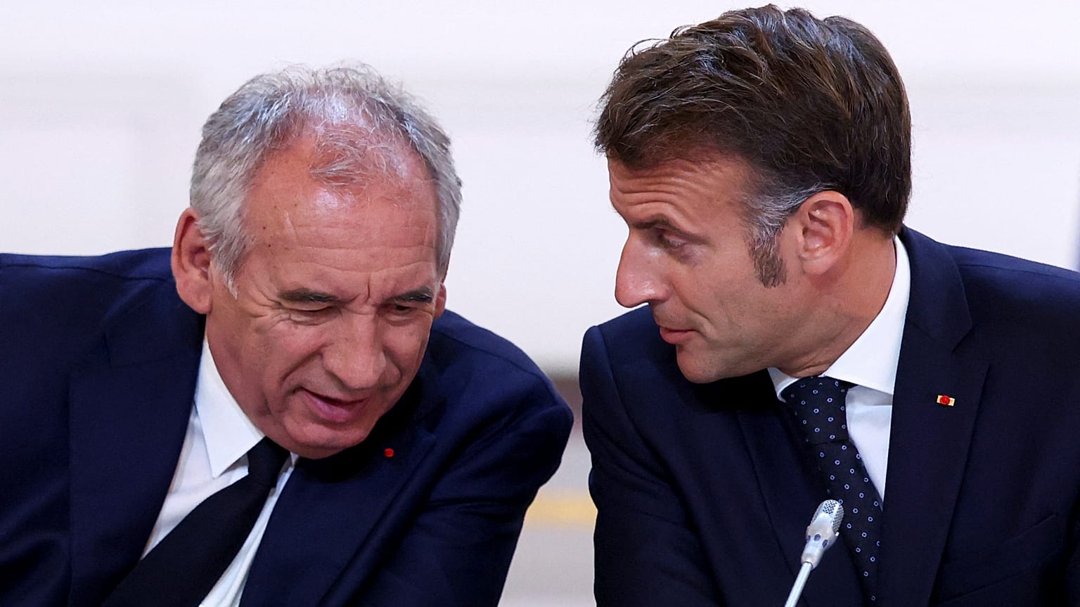 Il presidente francese Emmanuel Macron e il primo ministro François Bayrou al Palazzo dell'Eliseo a Parigi il 12 luglio 2025. 