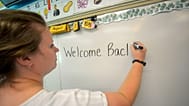 Ashley Perkins, maestra de segundo grado en la escuela de Dummerston, Vermont, escribe un mensaje de "bienvenida" para sus alumnos 