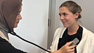 Eine medizinische Fachkraft demonstriert die Verwendung des AI-Stethoskops.