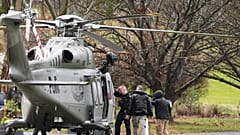 La polizia sale a bordo di un elicottero nell'area di comando della Feathertop Winery a Porepunkah, nel Victoria, Australia, il 27 agosto 2025.