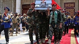 يحمل ضباط الحوثيين نعش رئيس الوزراء الحوثي أحمد الرهوي، الذي قُتل مع آخرين في غارات جوية إسرائيلية يوم الخميس،  خلال جنازته في صنعاء، اليمن، يوم الاثنين 1 سبتمبر 2025.