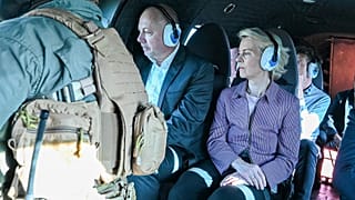 Az Európai Bizottság elnöke a repülőgépen