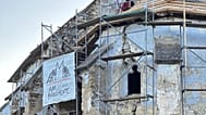 Eθελοντές εργάζονται στη γοτθική εκκλησία στο Κορβινέστι