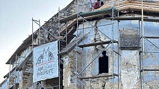 Eθελοντές εργάζονται στη γοτθική εκκλησία στο Κορβινέστι