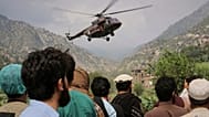 یک هلیکوپتر نظامی که حامل قربانیان مجروح زلزله در شرق افغانستان است، روز دوشنبه ۱ سپتامبر ۲۰۲۵ در مزار دره، ولایت کنر، افغانستان به پرواز در می‌آید