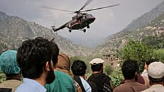 Ein Militärhubschrauber mit verletzten Opfern eines Erdbebens im Osten Afghanistans hebt am Montag, den ersten September zweitausendfünfundzwanzig in Mazar Dara, Provinz Kunar, Afghanistan ab.
