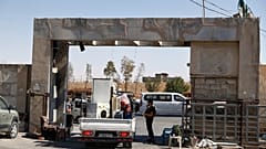 شاحنة تحمل متعلقات عائلة علوية تغادر منزلها, يمر عبر نقطة تفتيش لقوات الأمن الحكومية السورية في السومرية, ضاحية شمال غرب دمشق, سوريا, يوم السبت, أغسطس. 30, 2025