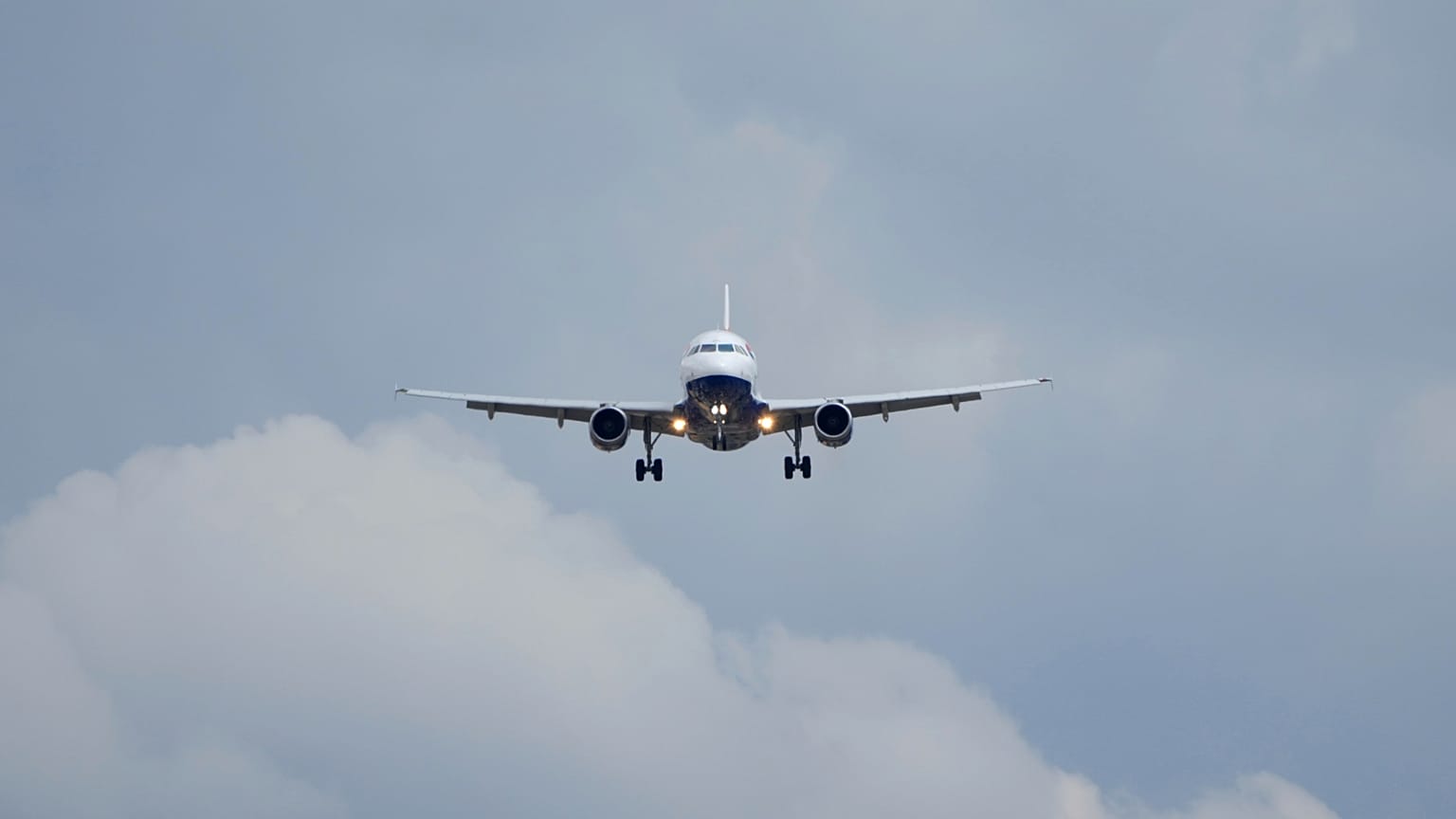 Egy repülőgép landol a londoni Heathrow repülőtéren 2025. augusztus 1-jén