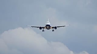 Ein Flugzeug landet am Freitag, den 1. August 2025, auf dem Flughafen Heathrow in London. 