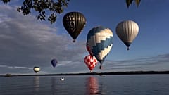 FARBENFROHE HEISSLUFTBALLONS ERHEBEN SICH ÜBER KROATIEN