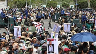 توابيت رئيس الوزراء الحوثي أحمد الرحاوي ومسؤولين آخرين قتلوا في غارات جوية إسرائيلية يوم الخميس على مركبات عسكرية خلال موكب جنازة في صنعاء ، اليمن ، الاثنين ، سبتمبر. 1, 2025.