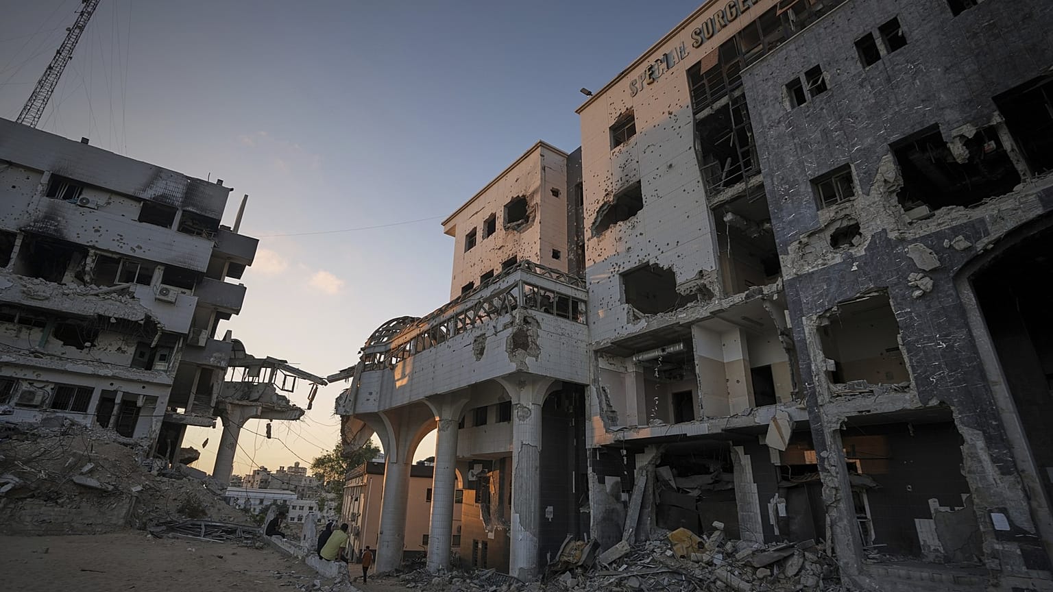 المباني الرئيسية لمستشفى الشفاء تحولت إلى خراب بعد الهجمات الجوية والبرية الإسرائيلية، حيث قدّرت إدارة المستشفى أن 70% من المنشأة قد دُمّرت، في مدينة غزة، يوم الجمعة 4 يوليو 2