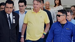 ΑΡΧΕΊΟ (16/08/2025): Ο πρώην πρόεδρος της Βραζιλίας Jair Bolsonaro, στο κέντρο, εγκατέλειψε προσωρινά τον κατ' οίκον περιορισμό για να υποβληθεί σε ιατρικές εξετάσεις,