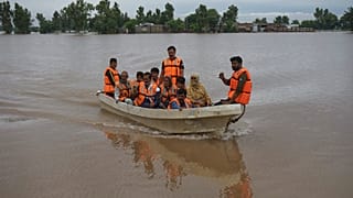 Pakistan'da kurtarma ekipleri, nehir seviyelerinin yükselmesi sonucu sel altında kalan bölgedeki köylüleri tahliye ederken, 31 Ağustos 2025