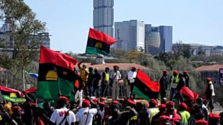 Membros do Povo Indígena de Biafra protestam perto do local da Cimeira dos BRICS em Joanesburgo, 23 de agosto de 2023