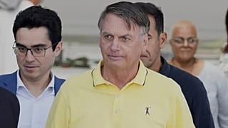 ARCHIVO (16/08/2025): El expresidente de Brasil Jair Bolsonaro, en el centro, abandona temporalmente el arresto domiciliario para someterse a exámenes médicos,