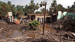 Hochwasser umgibt Häuser in einem Dorf nahe der Stadt Meroe, Sudan, Montag, 7. August 2023