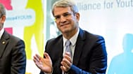 El francés Laurent Freixe, vicepresidente ejecutivo en la sede central de Nestlé, aplaude durante un acto en Vevey, Suiza, el jueves 18 de septiembre de 2014. 