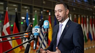 Der belgische Außenminister Maxime Prevot spricht mit den Medien, als er zu einem Treffen der EU-Außenminister im Gebäude des Europäischen Rates in Brüssel eintrifft, Montag, 24. Februar 2025